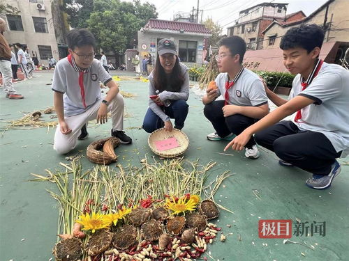男生在運動會上成績優(yōu)異喜提一個南瓜,學(xué)校自種20多種農(nóng)作物作為學(xué)生獎品